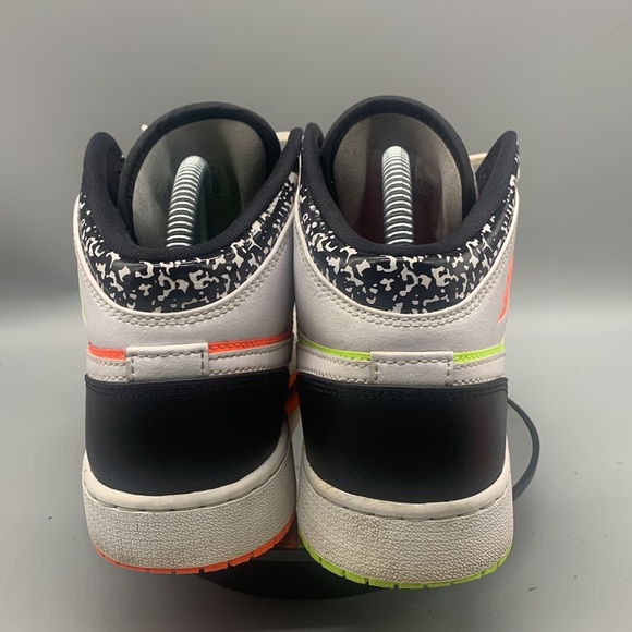 AUTHENTIC Nike Air Jordan 1 Notebook Mid Size 6Y (7.5Women) - Picture 4 of 10